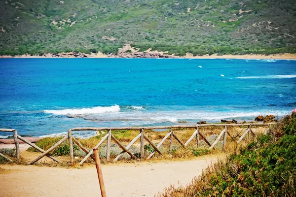 Praia de Porto Ferro em um dia de verão — Fotografia de Stock