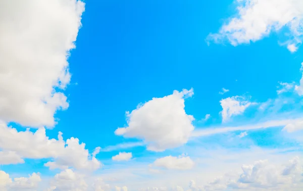 Céu branco e azul — Fotografia de Stock