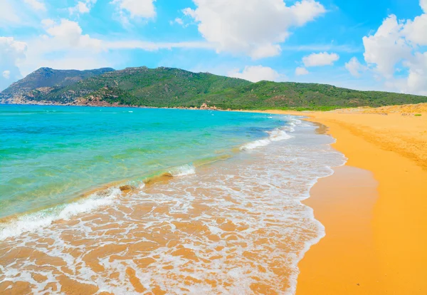 Playa de Porto Ferro bajo nubes blancas — Foto de Stock