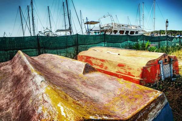 Vecchie barche rovesciate in hdr — Foto Stock