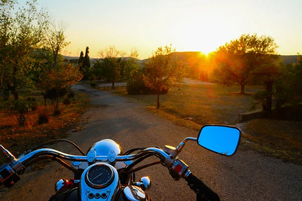 Moto sur le bord de la route au coucher du soleil — Photo