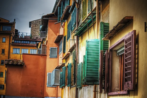 Живописный уголок в банке Ponte Vecchio — стоковое фото