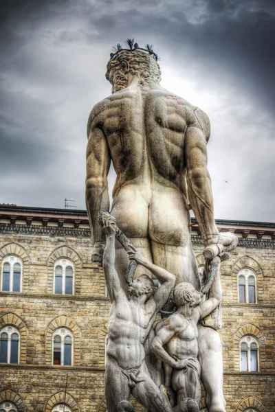 Bakifrån av Neptunus staty på piazza della signoria i Florens — Stockfoto