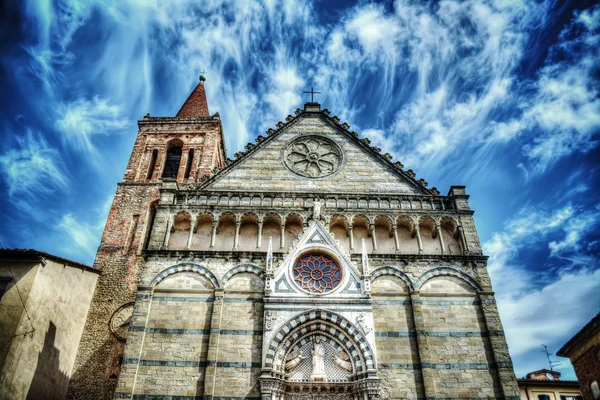 Gereja San Paolo di bawah langit yang dramatis di Pistoia — Stok Foto