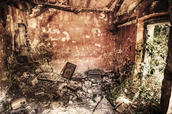 Vista interior de una casa abandonada en hdr — Foto de Stock