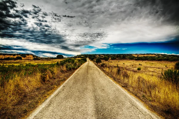 Estrada rural sob um céu dramático em hdr — Fotografia de Stock