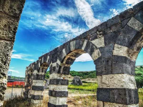 Old wall with arches in Saccargia yard — Stock Photo, Image