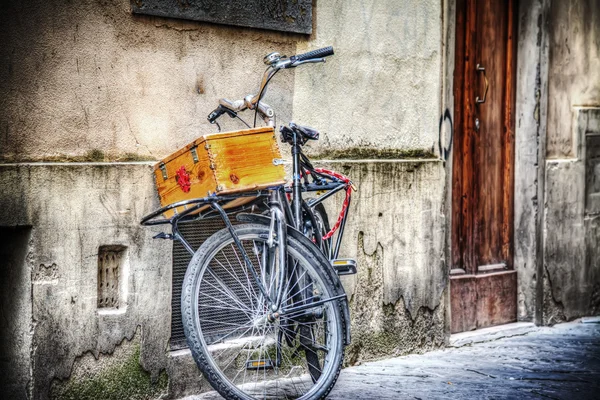 Altes Fahrrad mit Holzkoffer in hdr — Stockfoto