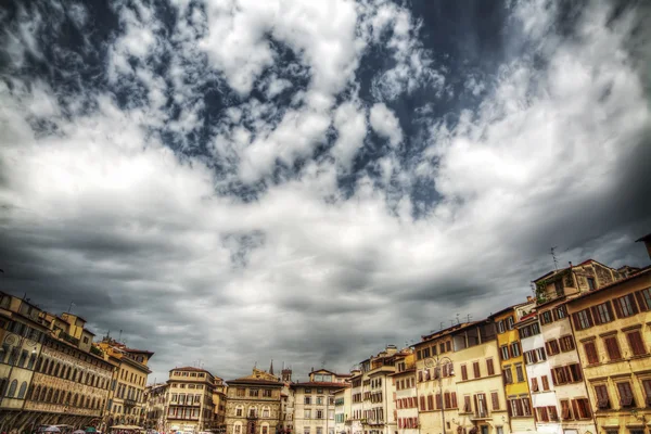 Byggnaderna runt torget Santa Croce i Florens — Stockfoto