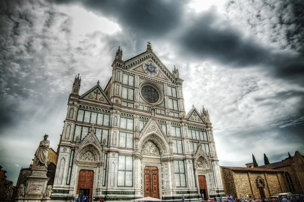 Santa Croce cathedral under a dramatic sky in Florence — Stock Photo, Image