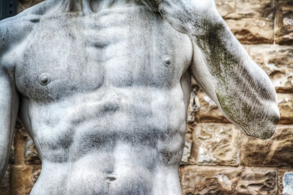 Close up van Michelangelo's David standbeeld borst in Piazza della Si — Stockfoto