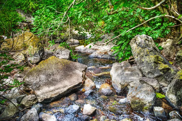 Rotsen en water in Triulintas water vallen — Stockfoto