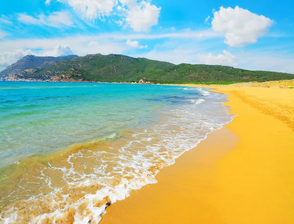 Playa de Porto Ferro en un día nublado — Foto de Stock