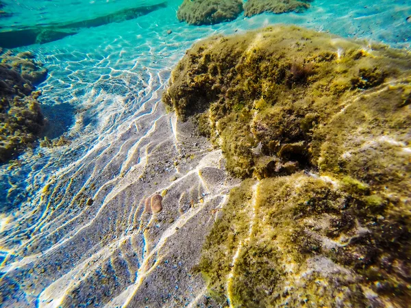 Gelbe Felsen und türkisfarbenes Wasser in Sardinen — Stockfoto