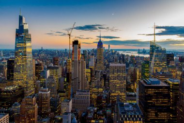 Gün batımında Manhattan 'da bulutlu bir gökyüzü. New York City, ABD