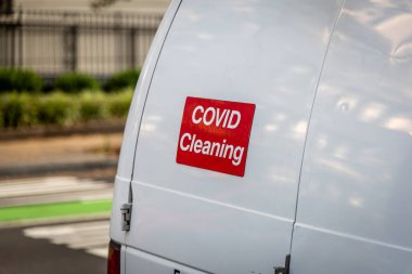 COVID temizleme kamyonu ABD 'de yolun kenarında.