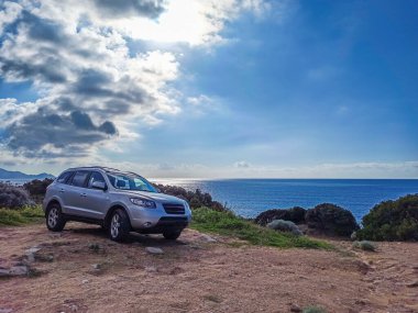 4x4 araç engebeli arazide bulutlu bir gökyüzünün altında
