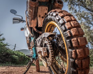 Kirli macera motosikleti. Yerde çamur var.