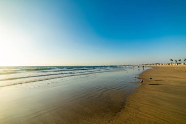 Günbatımında Newport Sahili Belediye Sahili. Kaliforniya, ABD