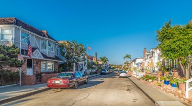 Güneşli bir günde Newport Sahili 'nde bir sokak. Orange County, Kaliforniya, ABD