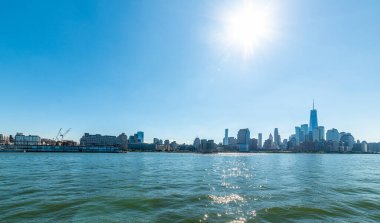Güneşli bir günde Hudson Nehri 'nden Manhattan silueti görüldü. New York City, ABD