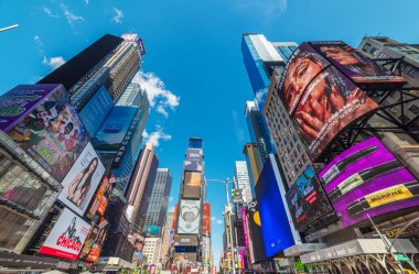 New York, ABD - 08 Ekim 2024: Dünyaca ünlü Times Meydanı 'ndaki reklam panoları