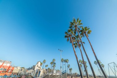 Los Angeles, CA, ABD - 3 Kasım 2016: Mavi gökyüzü altındaki dünyaca ünlü Muscle Beach