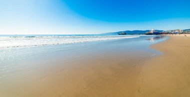 Santa Monica kıyısı açık bir gökyüzünün altında. Los Angeles, Kaliforniya, ABD
