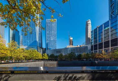 Aşağı Manahttan 'daki anıt havuzunda arka planda gökdelenler var. New York City, ABD