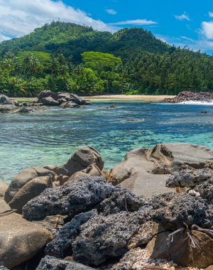 Tropikal bir plajda deniz kenarında kayalar. Seyşeller, Hint Okyanusu