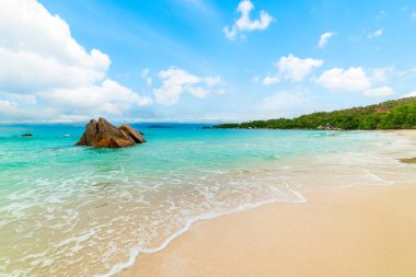 Turkuaz su ve tropik bir sahilde beyaz kum. Seyşeller, Hint Okyanusu