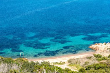 Capo Coda Cavallo kıyılarında mavinin tonları. Sardunya, İtalya