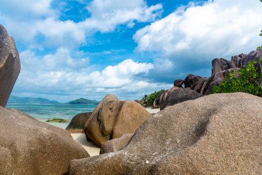 Tropikal bir sahilde deniz kenarındaki granit kayalar. Anse Kaynağı d 'Argent, Seyşeller, Hint Okyanusu