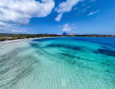 İlkbaharda Lu Impostu 'nun turkuaz deniz manzarası. Sardunya, İtalya