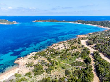 Baharda Capo Coda Cavallo kıyı şeridi. Sardunya, İtalya