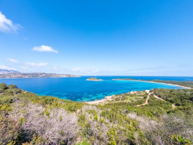 Güneşli bir günde Capo Coda Cavallo 'nun panoramik manzarası. Sardunya, İtalya