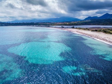 İlkbaharda Lu Impostu sahilinde dramatik bir gökyüzü. Sardunya, İtalya