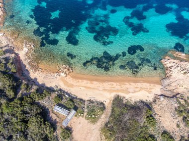 Capo Coda Cavallo 'da yukarıdan görülen küçük bir koy. Sardunya, İtalya