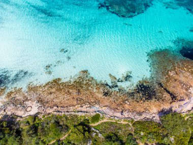Cala Brandinchi kıyısı yukarıdan görünüyor. Sardunya, İtalya