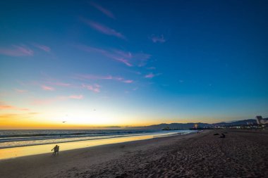 Santa Monica plajında gün batımı, Los Angeles. Kaliforniya, ABD