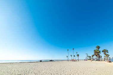 Okyanus kıyısında beyaz kum ve mavi deniz. Kaliforniya, ABD