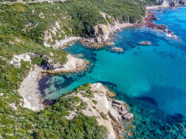 İlkbaharda Cala Cumpultittu kıyılarının havadan görünüşü. Sardunya, İtalya