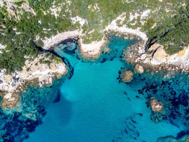 İlkbaharda Cala Cumpultittu kıyılarının havadan görünüşü. Sardunya, İtalya