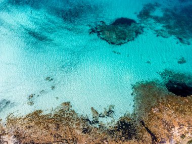 Cala Brandinchi 'nin temiz su manzarası. Sardunya, İtalya