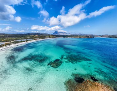 Cala Brandinchi plajı yukarıdan görüldü. Sardunya, İtalya