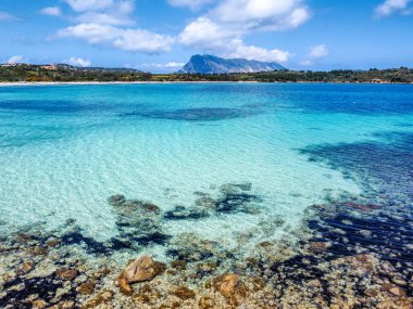 İlkbaharda Cala Brandinchi sahilinde turkuaz su. Sardunya, İtalya