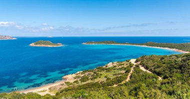 Capo Coda Cavallo sahilinde mavi deniz. Sardunya, İtalya