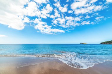 La Perle plajı bulutlu bir gökyüzünün altında. Guadeloupe, Karayip Denizi