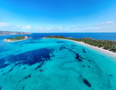 İlkbaharda Capo Coda Cavallo Turkuaz Suyu 'nun havadan görünüşü. Sardunya, İtalya