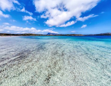 Lu Impostu sahil manzarası kristal berrak su. Sardunya, İtalya